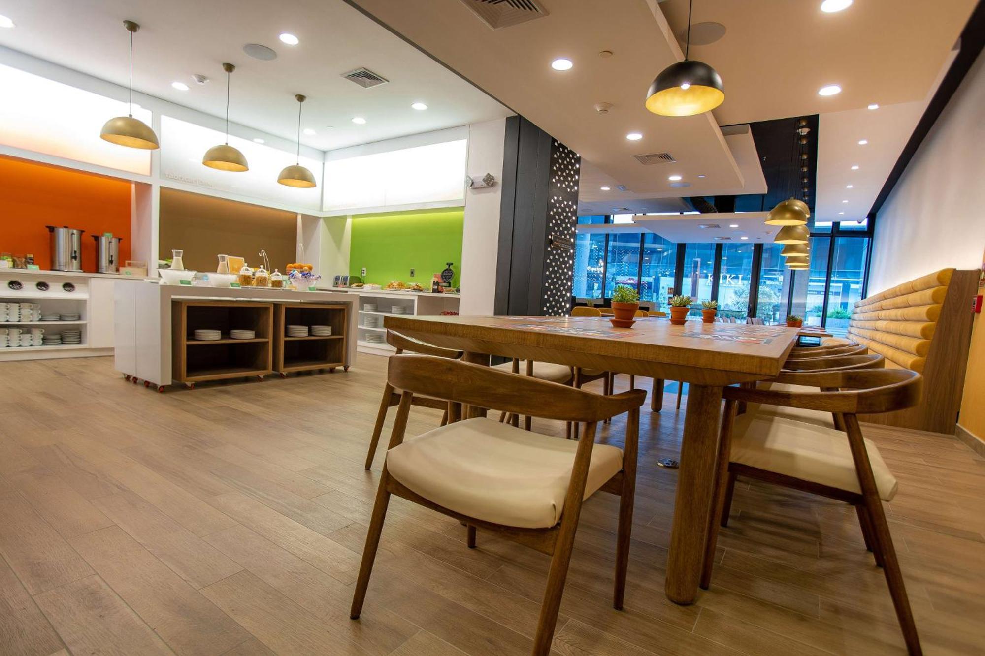 Hampton By Hilton Quito La Carolina Park Hotel Exterior photo