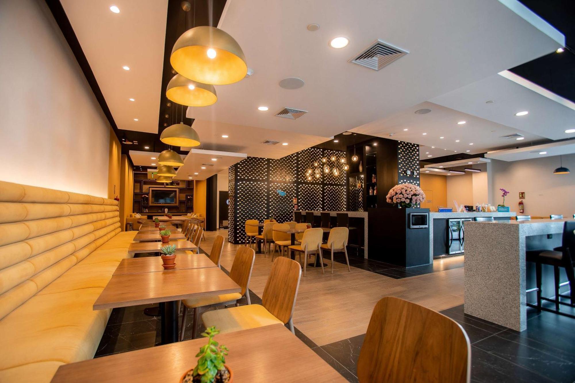 Hampton By Hilton Quito La Carolina Park Hotel Exterior photo
